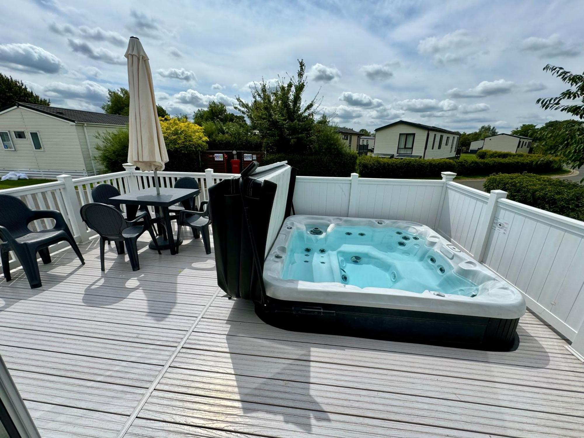 Paws Lodge, Hot Tub, Pet Friendly South Cerney Exterior foto